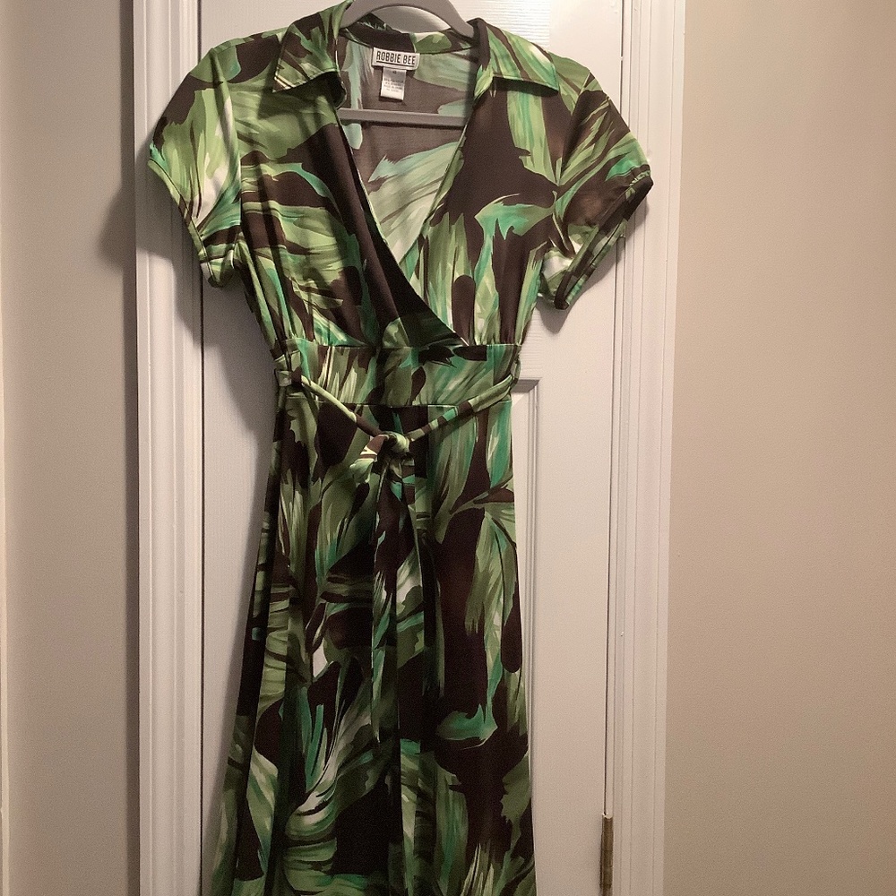 Robbie Bee size 14 Green, Black Cream Abstract “Leaf print” Dress.